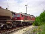 232 354 steht mit einem Gterzug im Bahnhof Hirschau. (10.07.2002 Strecke Amberg-Schnaittenbach). Das Foto war ein Negativ, das mir ein ehem. Kollege mit einem Negativscanner digitalisiert hat.