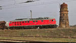 Rangieren mit der 232 908-4 in Teutschenthal    232 908-4 steht nach ihrer Ankunft aus Erfurt auf dem Ablaufberg am alten Wasserturm, um bald zum Schotterwerk zurückzusetzen.