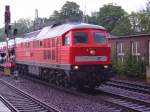 232 230-2 fhrt mit vielen Autos durch Hamburg-Harburg.