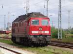 Die 232 329-3 fhrt am Haltepunkt Rostock-Toitenwinkel vorbei(15.07.04)