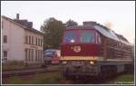 Am Abend des 4.9.2007 erregte vom Auto aus eine  qualmende Ludmilla  meine Aufmerksamkeit. Im Bf.Deutschenbora ( heute Ortsteil von Nossen) begann sie zu rangieren, um einige Zeit spter mit einem Zementzug abfahrbereit Richtung Nossen auf die Ausfahrt zu warten. Bemerkenswert : die alte Farbgebung in  Reichsbahrot  ! 