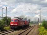 232 453-1 dieselt mit einer Schwestermaschine durch Stuttgart-Untertrkheim in Richtung Ulm.