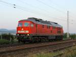 232 259-2 durchfhrt im Morgengrauen des 4.8.2009 den Bahnhof Wallhausen.