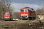 In Hagenow steht der leere Bundeswehrzug am Signal und wartet das die 232 131 sich noch davor spannt.