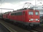 140 500 schleppt 232 190 zusammen mit ihrem Gterzug am 19.07.2005 aus dem Bahnhof Wolfsburg.