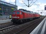 Baureihe 232 428-3 zieht ihre Schwesterlok durch den Bielefelder Hauptbahnhof. Aufgenommen am 12.07.2010.