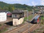 Desiro 642 542 als RB 27533 nach Leipzig bei Ausfahrt aus Nossen; im Hintergrund steht 642 179 am Bahnsteig und im Gelnde des Bw die  Ludmilla  232 158 - 27.09.2005
