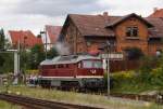 132 004 der Leipziger Eisenbahngesellschaft am 01.09.2012 beim Rangieren im Bahnhof Meiningen. Da der Rangierbereich des Bahnhofes auch ber eine angrenzende Strae hinausgeht, mssen hierfr die Schranken geschlossen werden, was prompt zu einem groen Personenstau fhrte, da an diesem Wochenende die XVIII. Meininger Dampfloktage stattfanden und der Zugang vom Bahnhof zum Dampflokwerk genau ber diesen Bahnbergang fhrt!