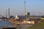Einen Blick von der Hochfelder Brücke auf den Rheinpark und die Industriekulisse dahinter.