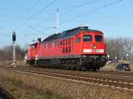 232 595 auf dem Weg nach Stralsund, bei der Durchfahrt durch Stralsund-Langendorf. Im Schlepp berfhrt sie 362 791. (12.03.07)