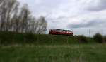 DR 132 als Tfzf fährt am Zscherbener Gartenweg auf der Bahnstrecke Halle–Hann. Münden (KBS 590) vorbei. [11.4.2017 - 17:40 Uhr]