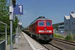 Aus Richtung Ulm kommend zieht 232 703-9 einen 'Rheintalbahn-Umleiter', einen aus Silowagen gebildeten Ganzzug, am 15.08.2017 durch die Haltestelle Biberach Sd.