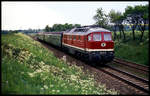 DR 132577 ist hier am 7.6.1991 mit dem P 6528 bei Fröttstädt um 16.08 Uhr in Richtung Erfurt unterwegs.