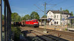 232 093-5 fährt am 12. Juni 2017 durch den Bahnhof Herlasgrün in Richtung Hof. Die Sonne lässt sich zum Glück einmal blicken. 