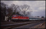 DR 232373 fährt hier am 1.4.1994 um 15.50 Uhr mit dem E 3769 aus Hamburg in Schwarzenbek ein.