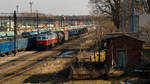 Die kleine Bruchbude im Vordergrund hat es dem Fotografen angetan. Dazu gesellt sich 232 092-7 im Bahnhof Wegliniec. Das ergibt ein zeigbares Bild, so zumindest findet es der Fotograf des Bildes. Aufgenommen am 16. Februar 2018. 