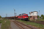 Mit einem kurzen Schotterzug ist 232 528-0 auf dem Weg nach Magdeburg-Rothensee.