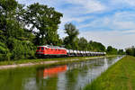 Motivvariation am Alzkanal: Am Vormittag des 25. Mai 2019 fuhr die 232 569 ein weiteres Mal auf der Traun-Alz-Bahn und brachte den EK 54075 von Garching nach Trostberg. Bei Oberwimm konnte ich den sogenannten Flaschen-Zug mit seinen charakteristischen Carbid-Wagen der SKW am Alzkanal aufnehmen. Danke an DB Cargo und das engagierte fahrende Personal. Der Einsatz der Ludmilla vor dem Chemie-Pendel war eine gelungene Aktion. 