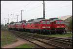 Abgestellt und auf den nächsten Einsatz warten hie gleich etliche Ludmillas am 24.4.2005 im Bahnhof Großkorbetha.