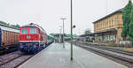 232 044 stand im August 96 mit modernisierten Silberlingen als RB nach Meiningen in Bad Neustadt auf Gleis 3.