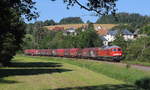 ER 53141 mit 232 255 von Oelsnitz nach Weischlitz kurz vor der Einfahrt Weischlitz. Immer Mo, Mittwochs und Freitags fährt eine Übergabe von Zwickau nach Oelsnitz und wieder zurück mal mit mehr oder weniger Waggons am haken. Am 24.06.2020 war die Auslastung ganz gut. Wegen Schulungsfahrten kam dabei eine 232 zum Einsatz. Da sonst die Übergabe immer eine 294 der DB übernimmt. 