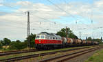 Mit dem aus Kostrzyn kommenden Knickkesselwagenzug rollt 232 045 am 01.07.20 durch Saarmund Richtung Seddin.