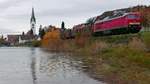 In Sipplingen zieht 232 609-8 auf Grund einer baustellenbedingten Streckensperrung zwischen Radolfzell und Konstanz einen umgeleiteten 2-Wagen-Güterzug von Singen nach Lindau (04.11.2020).