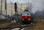 Abfahrt Richtung Angermünde - DB 232 128-9 mit dem entladenen Düngerzug - von 3 im Bf Anklam am 23.12.2020 - ich stehe am Bü Bluthslusterstrasse