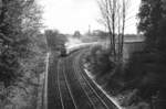 Von einer Brücke bei Kohlhasenbrück konnte man die Ausfahrt aus dem Grenzbahnhof Griebnitzsee in Richtung Berlin gut beobachten. Links erkennt man die Güterstrecke von/nach Seddin (Mai 1988). Die Streckengleise zwischen Wannsee und Griebnitzsee wurden jeweils in beiden Richtungen befahren.