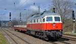 DB Cargo AG mit  232 105-7  [NVR-Nummer: 92 80 1232 105-7 D-DB] und zwei Drehgestell-Flachwagen mit Bauteilen im Übergabeverkehr am 13.04.21 Bf. Saarmund.