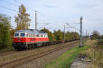 DB Cargo 232 512 mit Flachwagen am 21.10.2022 von Lubmin nach Rostock Seehafen bei der Durchfahrt in Martensdorf aufgenommen.