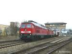 232 174 durchfhrt am 16.11.2005 mit einer Schwesterlok das ehemalige Stellwerk im Bahnhof Memmingen