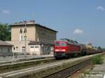 232 240 durchfhrt am 01.09.2005 den Bf Mindelheim. Das Bild ist schon Historisch. Das rechte Gleis ist seit einigen Monaten rckgebaut. Dafr ist dort jetzt ein Mittelbahnsteig. Und unter der 232 fhrt jetzt ein Fugngertunnel hindurch.... 