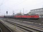 Zwei 232 mit einem Kesselwagenzug am 21.12.2007 in Regensburg.