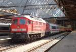 Die DB-Cargo-Lok 232 461 vor dem InterCity Dresden-Nrnberg, weil nach der Baureihe 605 nun auch die 612er wegen technischer Probleme aus dem Verkehr gezogen wurden; DD-Hbf, 15.08.2004  