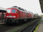 232 569 und 485 mit einem Gterzug am 28.4.2008 in Weiden.