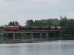 Eine 232 berquert mit Gterzug 56907 am 6.5.2008 die Naabbrcke in Schwandorf.