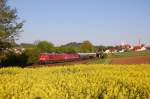 233 588 mit 232 690 im Schlepp am DZ 13250 (VSOE Orientexpress) am 10.05.2008 beim Drei-Kirchen-Blick bei Sulzbach Rosenberg.