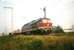 Die Strecke Stralsund-Rostock ist bis Heute eingleisig.Deshalb gibt es noch eine Vielzahl an Kreuzungsbahnhfen.Einer davon ist der Kreuzungsbahnhof Langendorf vor Stralsund.232 371 mute im September 1998 auf den Weg nach Rostock Seehafen einen Kreuzungshalt einlegen.