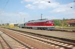 27.08.08, 232 223-8 von DGT mit einem Gleisbauzug durch den Bahnhof Grokorbetha in Richtung Weienfels.