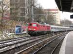 Am S-Bahnhof Prenzlauer Berg in Berlin passiert der  Warschau Express  den Berliner Innenring ,Richtung Berlin Lichtenberg.