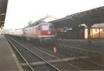 232 060-4 trifft mit einem D-Zug aus Richtung Eisenach im bahnhof Bebra ein. Nach kurzem Aufenthalt geht dieser Zug mit E-Lok weiter nach FFM. Um 1993/94. Foto-Scan.