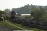 Arlberg-Umleiter EN 15464 mit  Railion  232 205 rollt durch Oberreitnau nach Lindau Hbf hinab. 
24.04.09