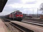 BR 232 258-4 mit einer weiteren 232 metern am 05.04.06 mit einem Schotterzug durch Haldensleben richtung Oebisfelde. Im Hintergrund der Gterboden, die Rangierlok 294 und rechts die alte Aufsicht.