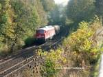 232 502 verlsst das Hofer Stadtgebiet. Der Herbst ist auch schon da mit seinen Farben und die Disteln neben dem Spazierweg haben eine beachtliche Grsse erreicht. oktober 2009.