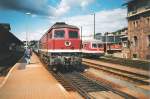 232 611-4 wartet mit ihrem Regionalexpress im Bahnhof Meiningen auf Abfahrt. Im Hintergrund steht ein 614. Aufgenommen August '96 (Foto-Scan).