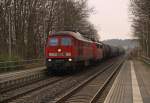 232 471 rollt an einem trben Novembertag 2008 mit einem Kesselwagenzug durch den Hp Jocketa in Ri. Werdau. Whrend die Ljudmilla schon in Bahnsteighhe ist, sind die letzten Wagen noch auf der Elstertalbrcke. 