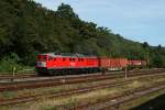 Die „Latz Ludmilla“ 232 906 mit einem gemischten Gterzug am 31.08.2009 in Hersbruck.