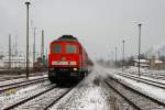 Am 19.12.2009 herrschte klirrende Klte in Gschwitz, als wir auf unseren Zug nach Altenburg warteten. In der Vorweihnachtszeit wurden einige RE der Relation Erfurt - Gera - Altenburg von 612ern auf Ludmilla umgestellt, so auch unserer RE 3623. 232 569-4 zieht den Zug aus einem y-Wagen und drei n-Wagen. Wie lange ist es her, dass man in Thringen solche Zge im planmigen Betrieb sehen konnte?!