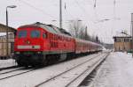 Da hat sich das Warten in der Klte gelohnt :-) 232 571-0 fhrt mit RE 3625 von Erfurt nach Altenburg in den Bahnhof Lehndorf ein. Fotografiert am 14.01.2010.